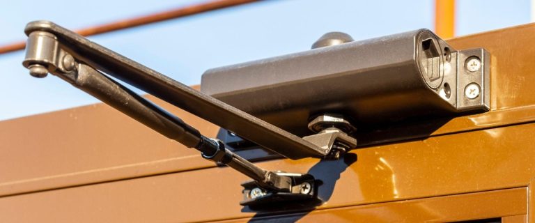 Løsningen på dårlig lukkende ytterdør om vinteren